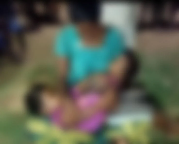குழந்தைகளின் சடலங்களுடன் தாய்