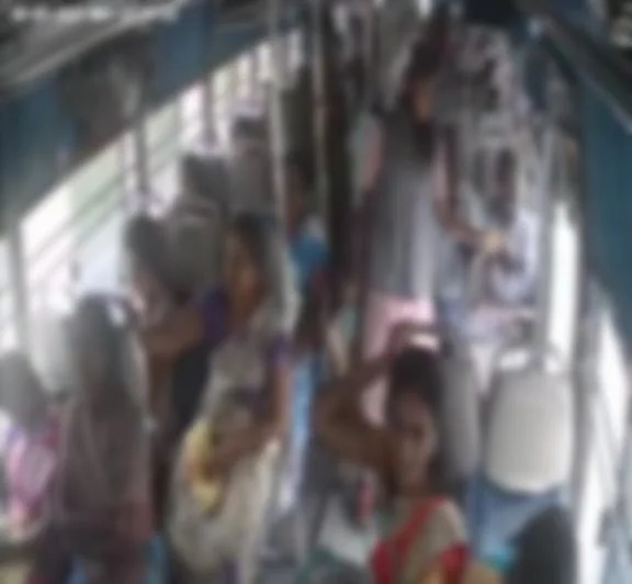 ஓடும் பேருந்தில் இருந்து இறங்கும் மாணவி