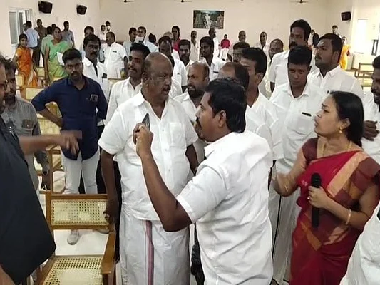 தென்காசி: பெண் தலைவரை அவதூறாகப் பேசிய உறுப்பினர்? - மாவட்ட பஞ்சாயத்து கூட்டத்தில் குழப்பம்