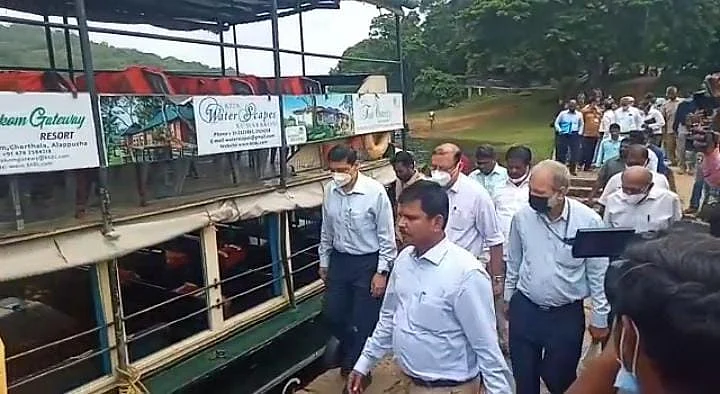 படகில் சென்ற குழுவினர்