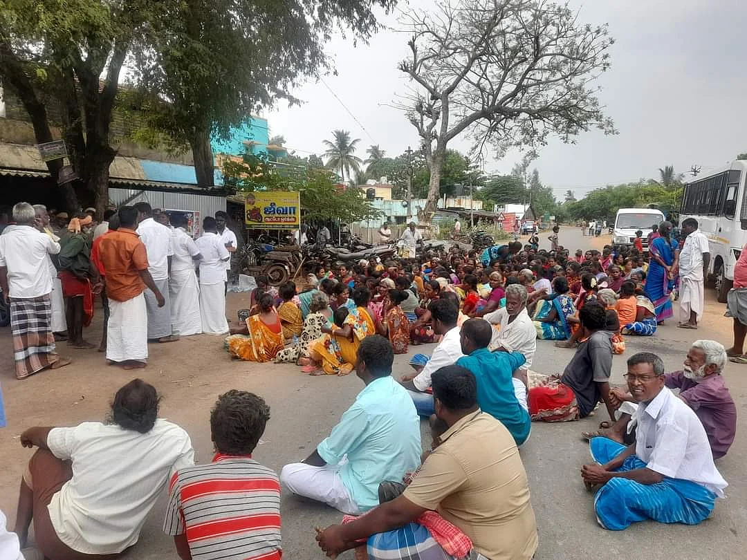 புதுக்கோட்டை: புதிய டாஸ்மாக் கடை திறக்க எதிர்ப்பு - நூற்றுக்கணக்கான பெண்கள் திரண்டு போட்ட பூட்டு