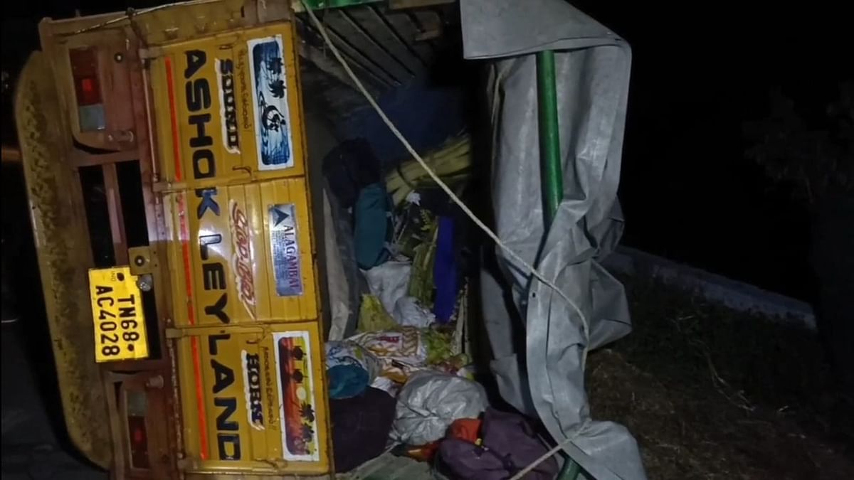 விபத்தில் சிக்கிய சரக்கு ஆட்டோ