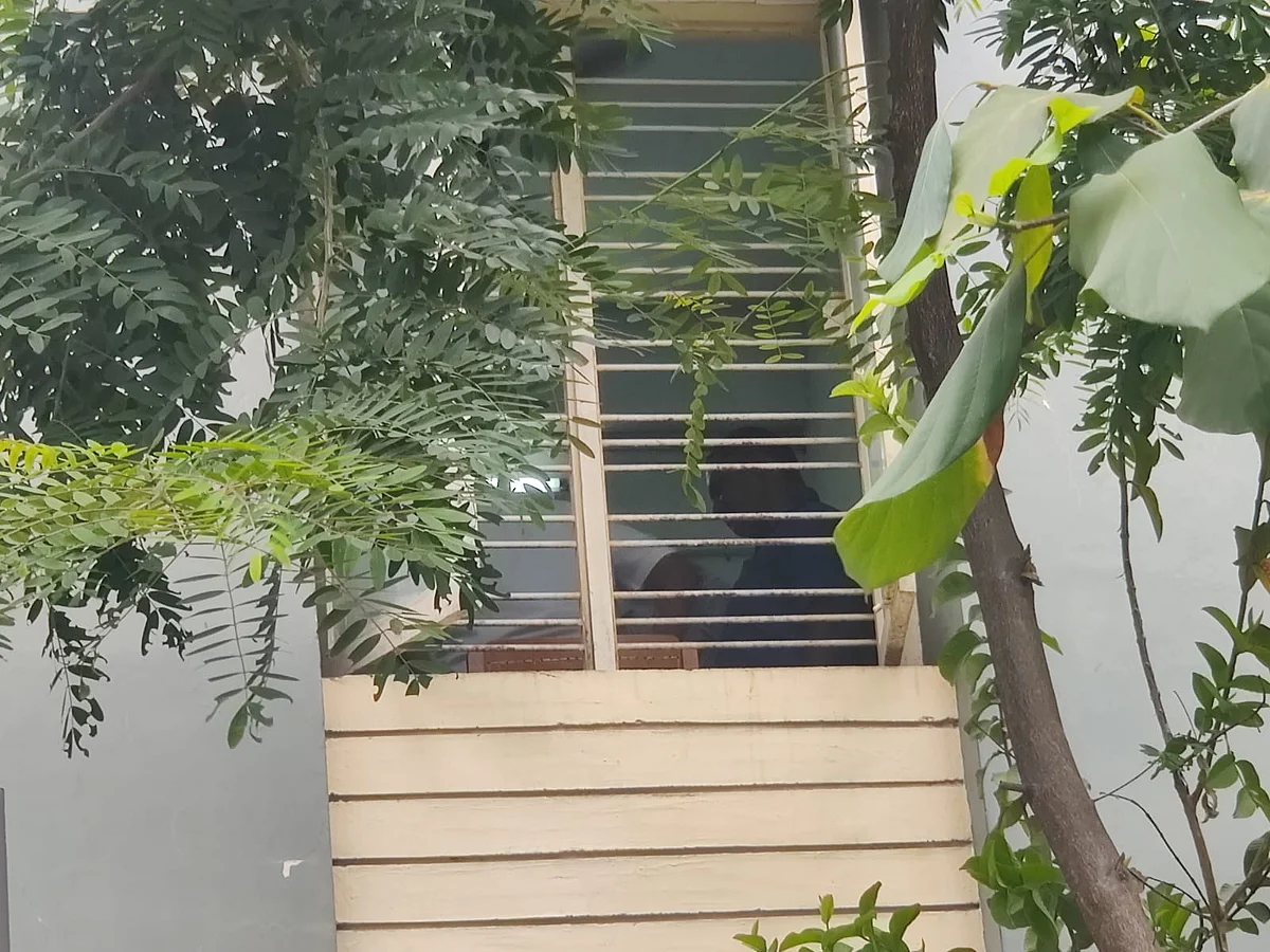 சோதனையில் அதிகாரிகள்