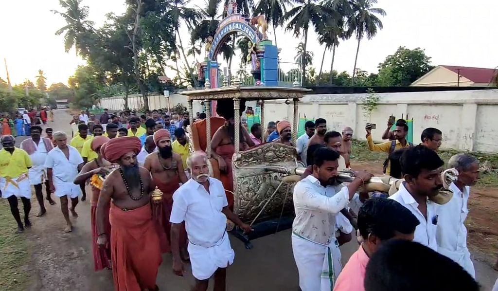 பல்லக்கில் சுமந்த பக்தர்கள்
