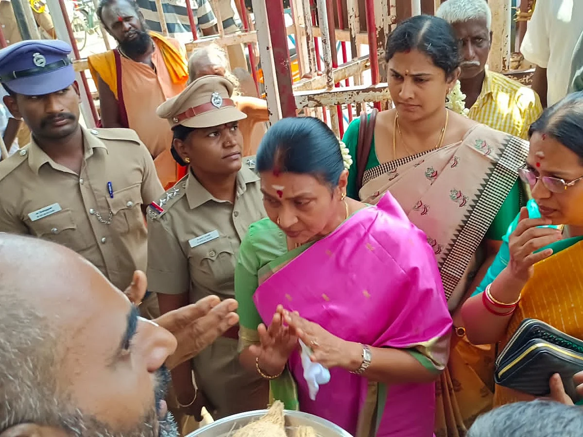 வேண்டுதல் நிறைவேறியதால் திருக்கோஷ்டியூரில் சிறப்புப் பூஜை செய்த துர்கா ஸ்டாலின்!