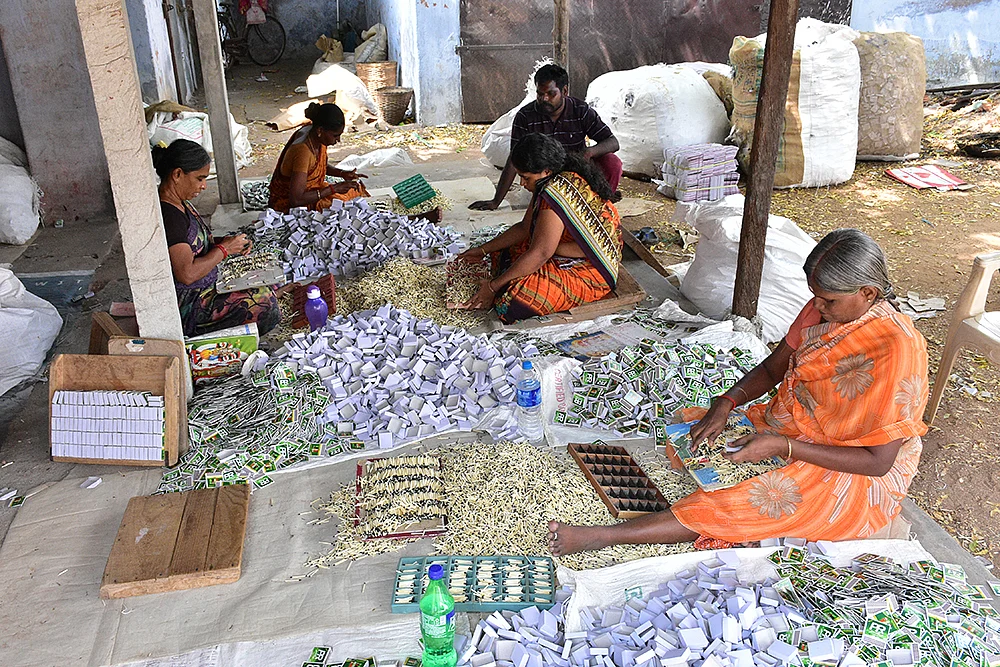 தீப்பெட்டி தொழிலில் தீ வைக்கும் சீன லைட்டர்! - கவலையில் தொழிலாளர்கள்