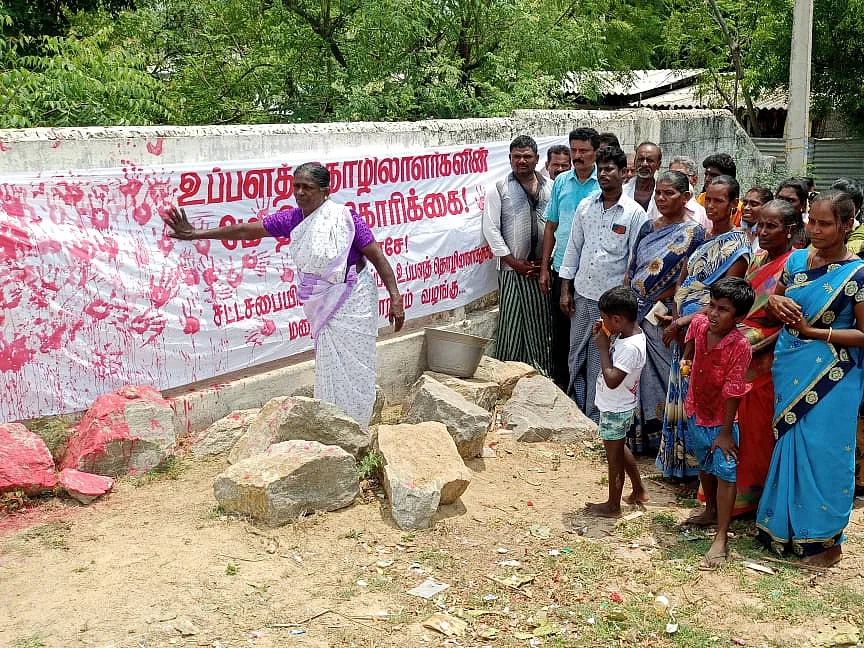 மழைக்கால நிவாரண நிதிக்கான அரசாணை வெளியிட வேண்டும்; சிவப்பு மையில் கை பதித்த தொழிலாளர்கள்!