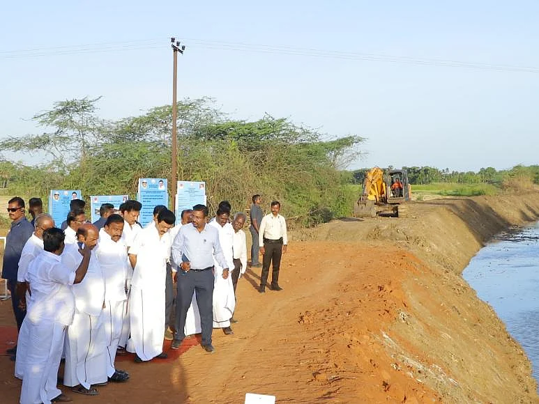 முதல்வர் ஆய்வுக்காகத் தூர்வாரப்பட்ட இடத்திலேயே மீண்டும் தூர்வாரும் பொதுப்பணித்துறை?