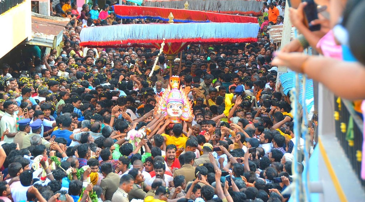 பக்தர்கள் வெள்ளத்தில் மிதந்துவந்த கெங்கையம்மன் சிரசு... குடியாத்தத்தில் கோலாகலம்!