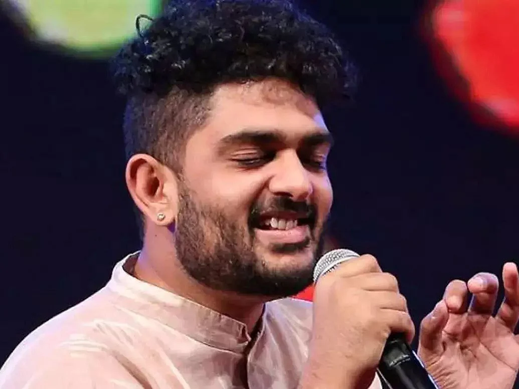 Sid Sriram: `அடியே' டு 'ஸ்ரீவள்ளி' வரை; காந்தக் குரலால் கட்டிப்போட்ட மந்திரக்காரன்|PhotoStory