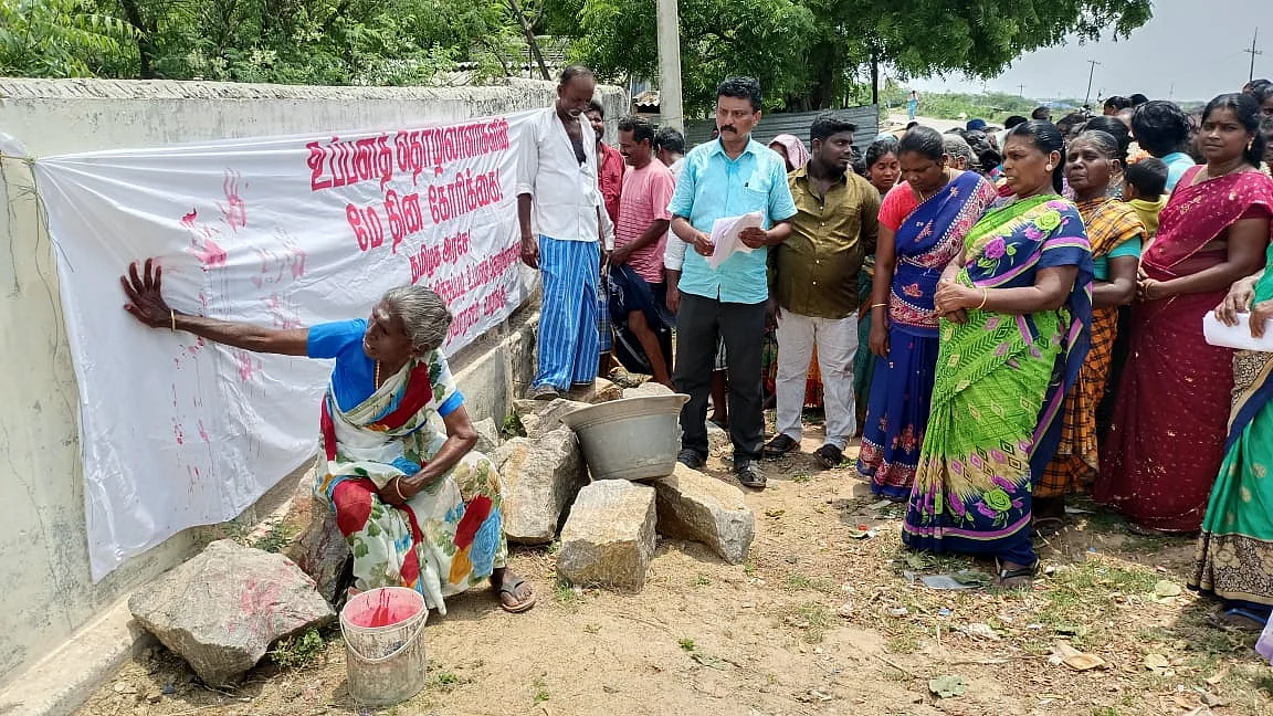 சிவப்பு மையில் கை பதித்த தொழிலாளர்கள்