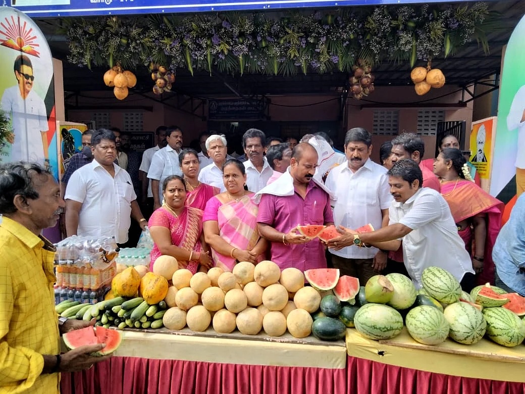 கவுன்சிலர் கீதா முரளி, கணவர் முரளி