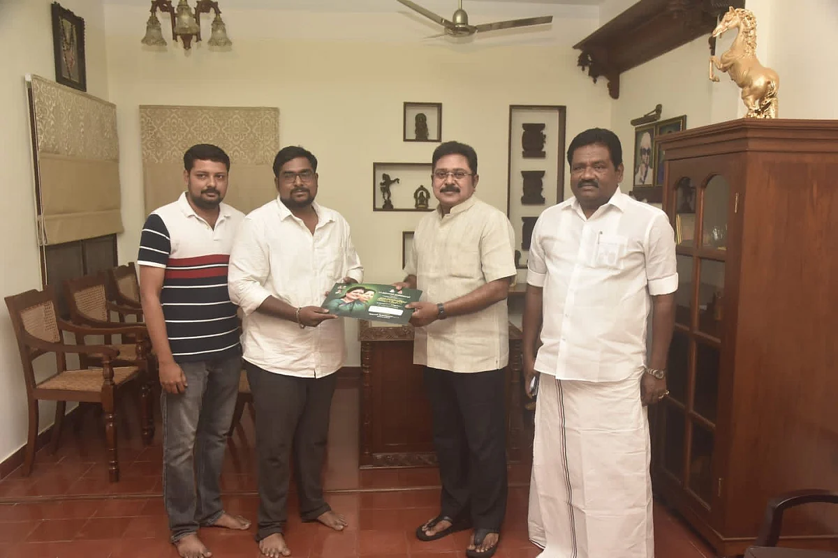 தினகரனிடம் அழைப்பிதழ் கொடுக்கும் ஆதவன்