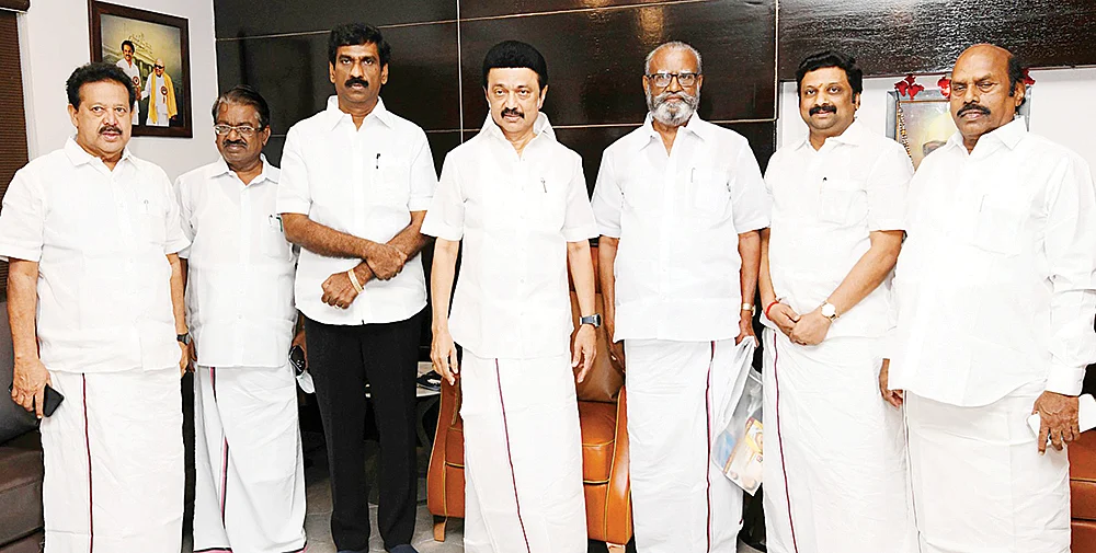 மிஸ்டர் கழுகு: “பணம் உன்னுது... அதிகாரம் என்னுது...” - அன்புச்செழியனுடன் கைகோக்கும் உதயநிதி...