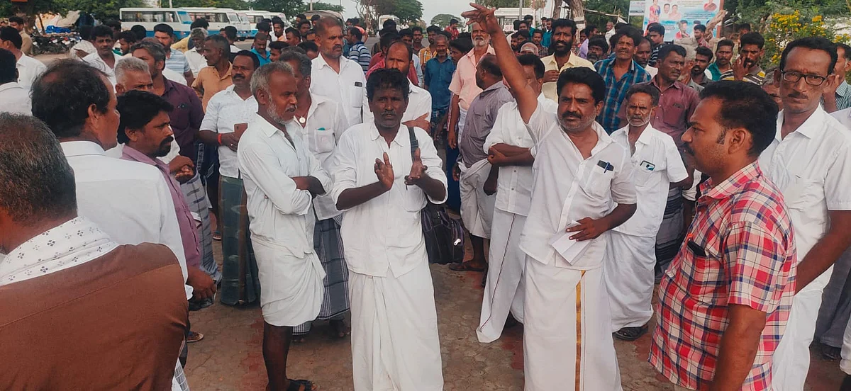 போராட்டத்தில் ஈடுபட்ட மீனவர் கிராமத்தினர்