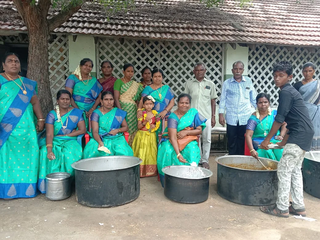 விழாவில் உணவு பரிமாறிய ஆசிரியர்கள்