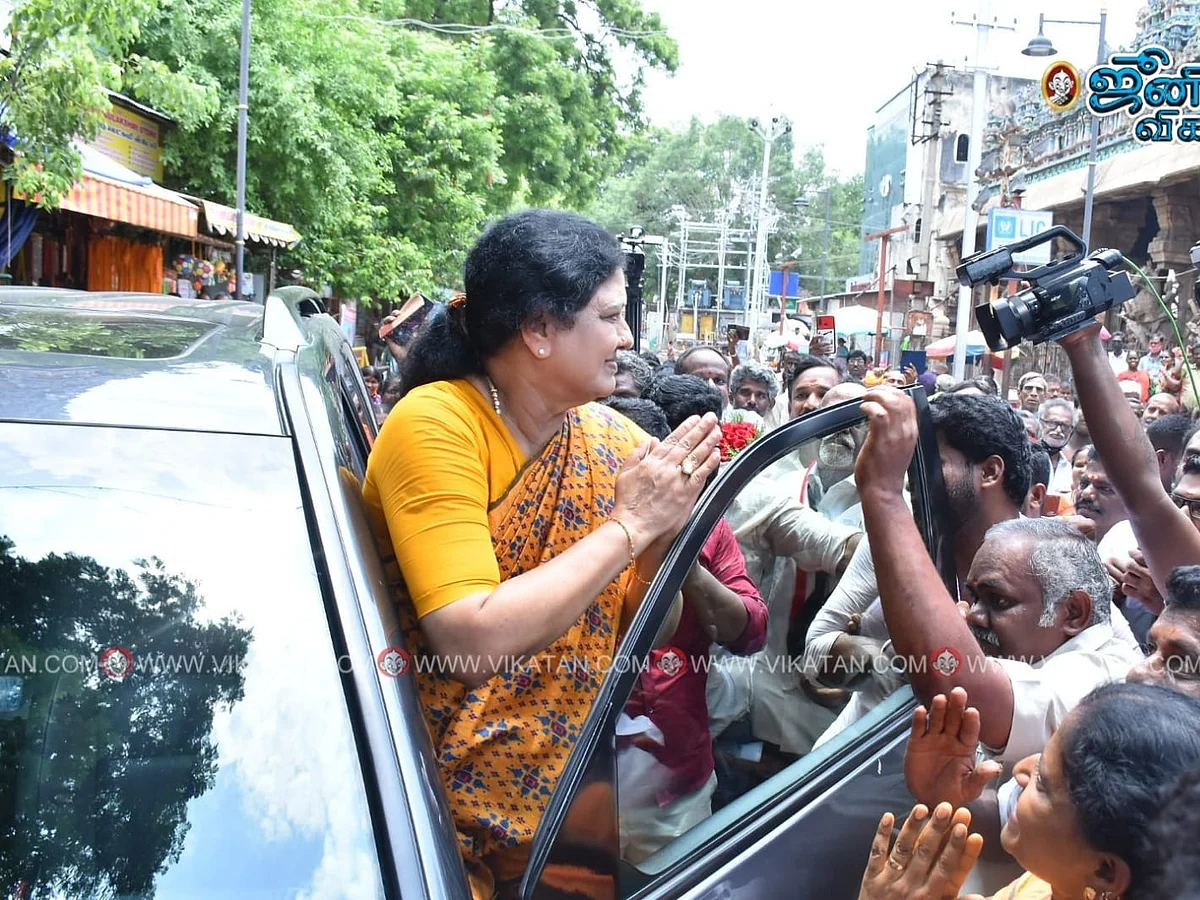 மதுரை: மீனாட்சியம்மன் கோயிலில் சசிகலா திடீர் சாமிதரிசனம்!