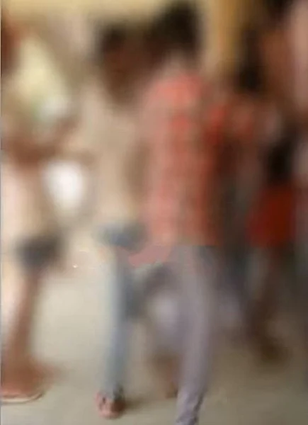 தாக்கிக்கொள்ளும் மாணவர்கள்