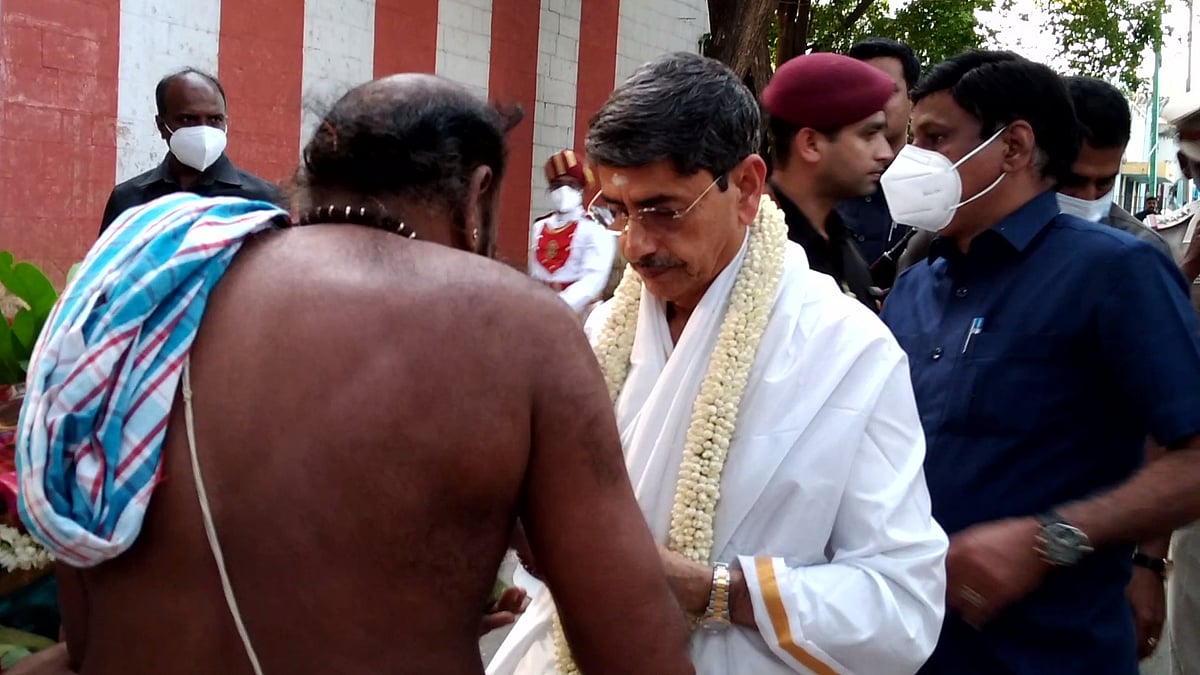 திருவாரூர் கோயிலில் தரிசனம்... தேனீக்களால் ஆளுநரின் ரூட்டை  மாற்றிய அதிகாரிகள்! - நடந்தது என்ன?