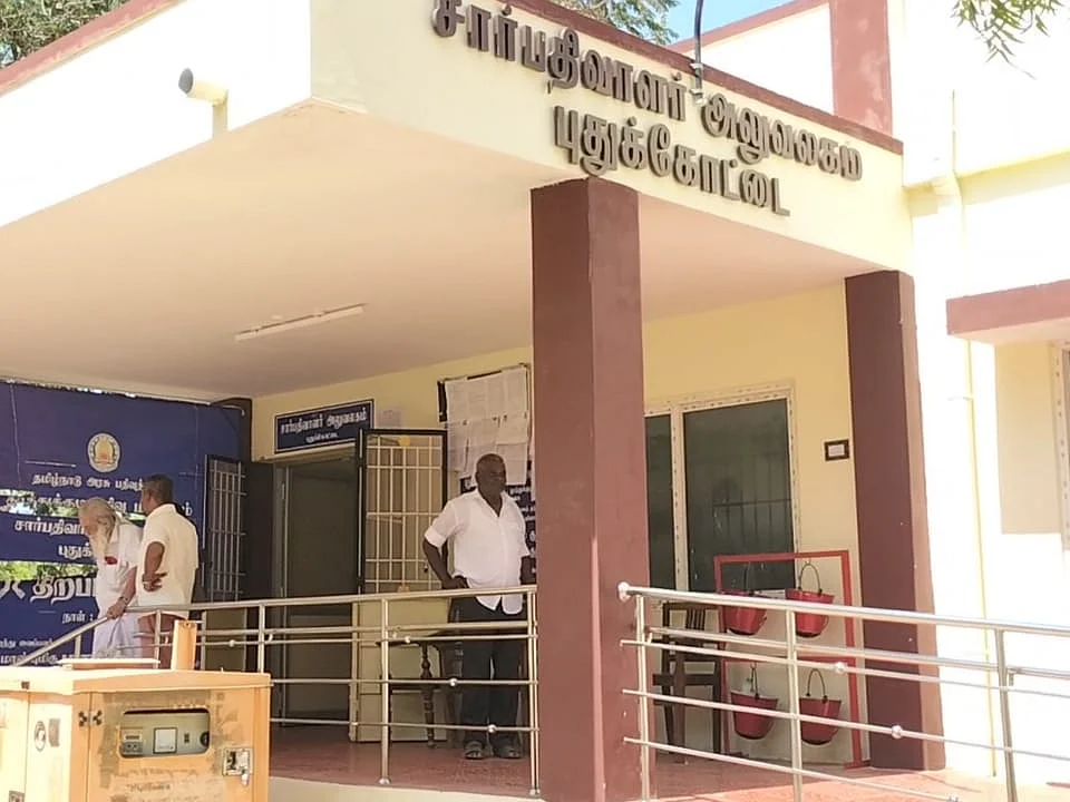 ஒருவர் பெயரில் 2,500 ஏக்கர் நிலம் பவர் பத்திரம் பதிவு... சஸ்பெண்ட் செய்யப்பட்ட சார் பதிவாளர்!