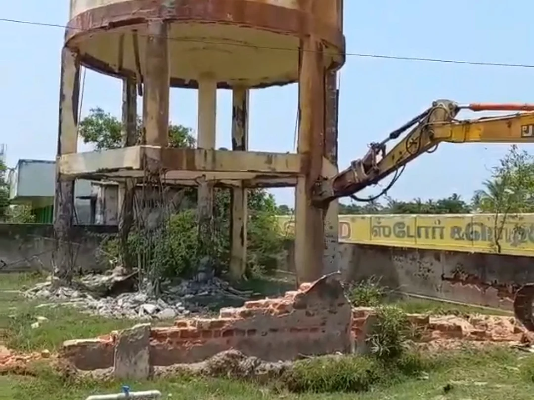 சுட்டிக்காட்டிய விகடன்; இடித்து அகற்றப்பட்ட மேல்நிலை குடிநீர்த் தேக்க தொட்டி! - மக்கள் நிம்மதி