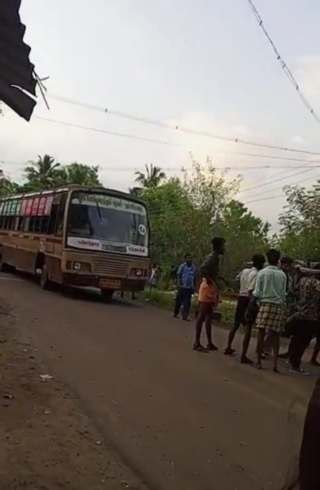 போதையில் இளைஞர்கள் வெறிச்செயல்