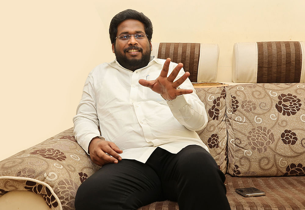 உதயநிதி, கனிமொழி, சபரீசன் என்ற முக்கோணத்தில் தி.மு.க மாட்டிக்கொண்டிருக்கிறது!