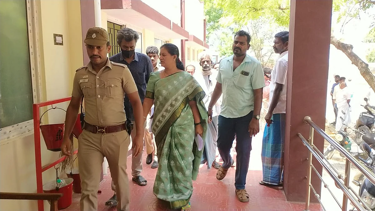 சார் பதிவாளரை சந்திக்க வந்த சசிகலா புஷ்பா
