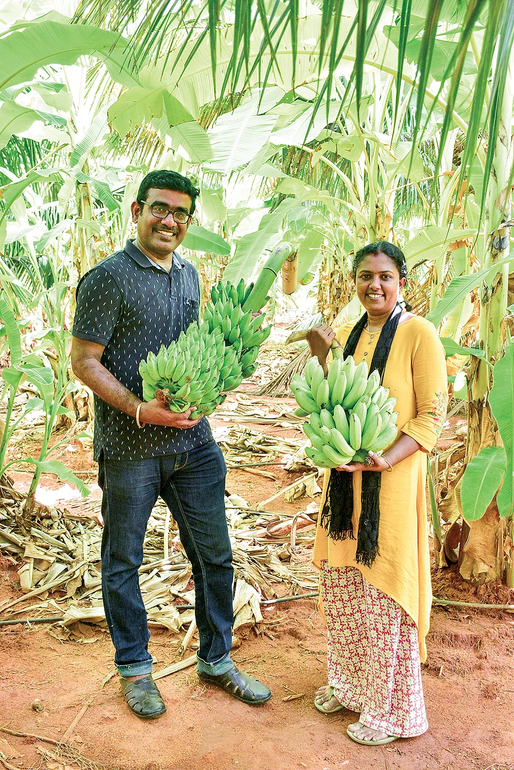 வாழைத்தார்களுடன் அருண்குமார்-சித்ரா தம்பதி