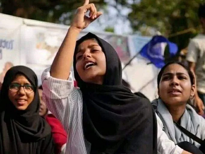 `சமூக வலைதள ஆதரவுக்கு நன்றி; ஆனால் சூழலை அது மாற்றவில்லை!’ - வீடு இடிக்கப்பட்ட அஃப்ரீன் ஃபாத்திமா