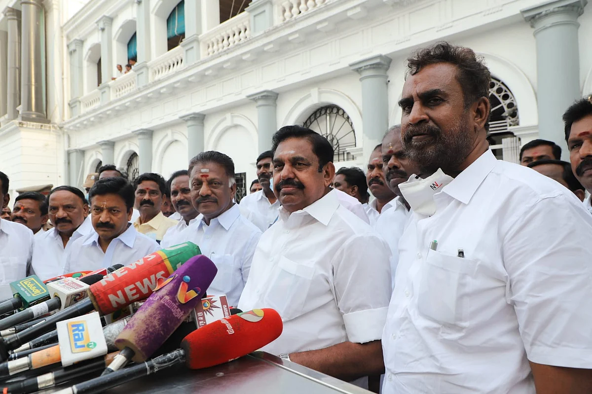 பன்னீர் செல்வம் - எடப்பாடி பழனிசாமி