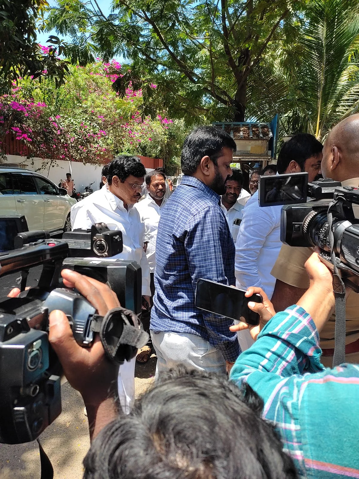 அதிமுக ஒற்றைத் தலைமை விவகாரம்: ஓ.பி.எஸ்., இ.பி.எஸ் தனித்தனியே ஆலோசனை - பரபரக்கும் காட்சிகள்!