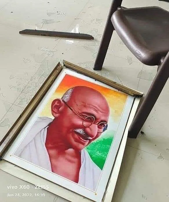 சேதப்படுத்தப்பட்ட காந்தி போட்டோ