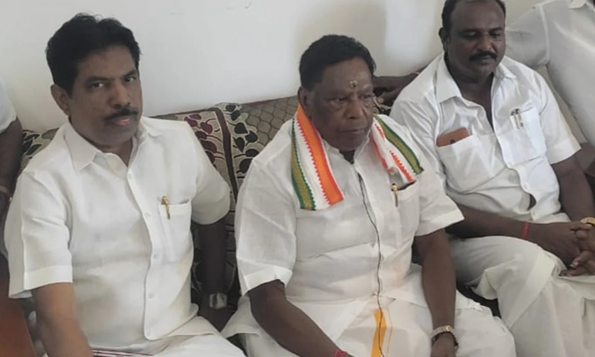 நிர்வாகிகளுடன் நாராயணசாமி