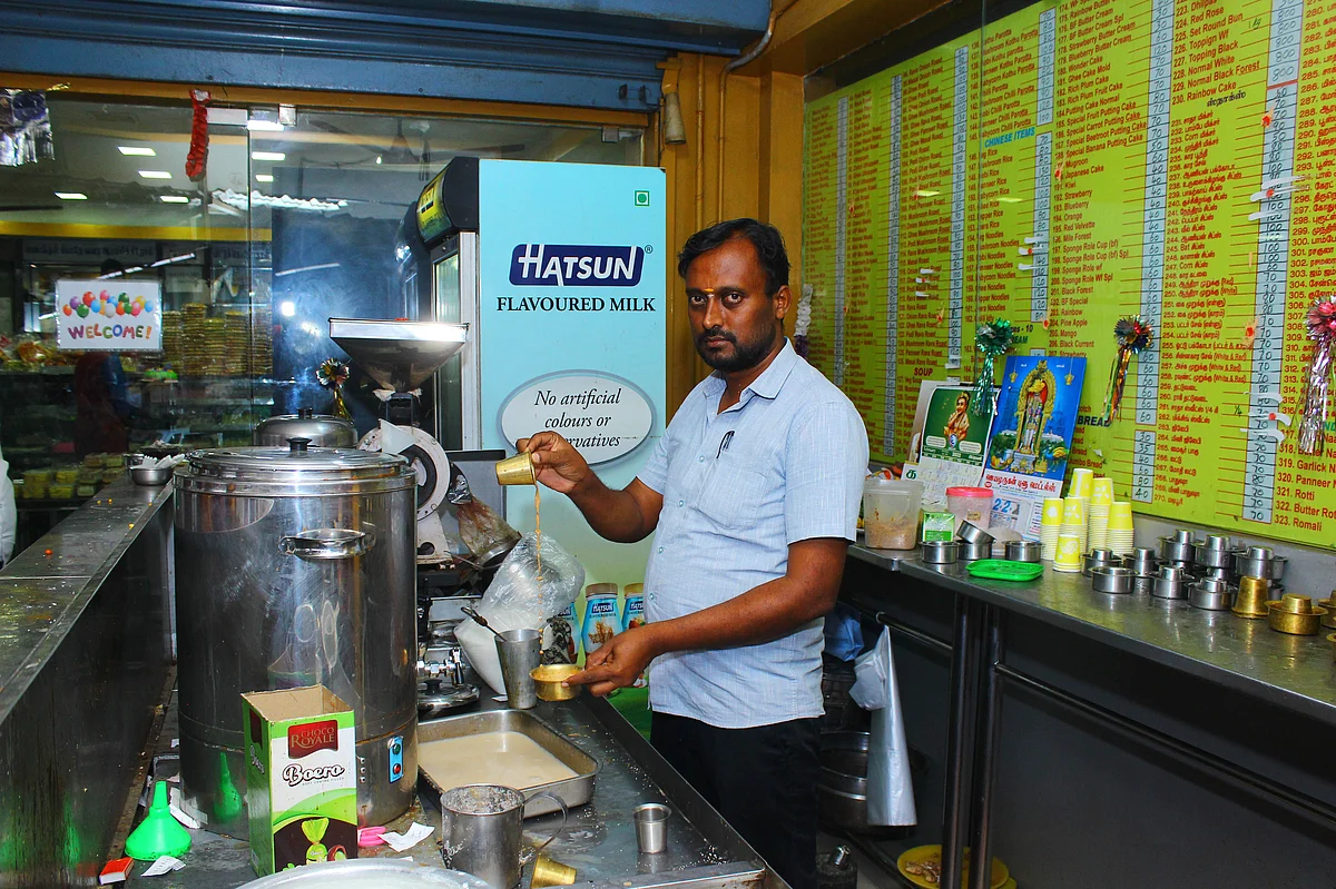 டீ போடும் முருகானந்தன்