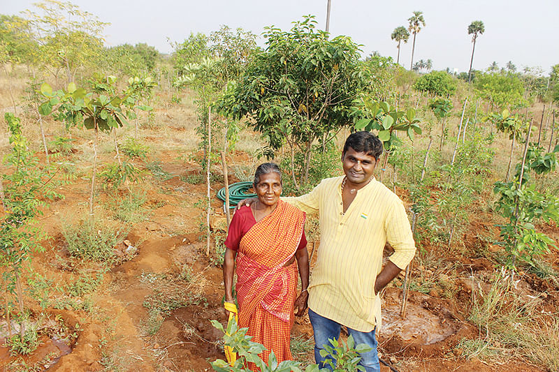 அம்மாவுடன் சந்தானம் காவேரி