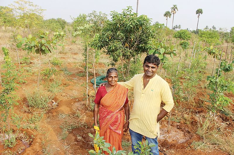 அம்மாவுடன் சந்தானம் காவேரி