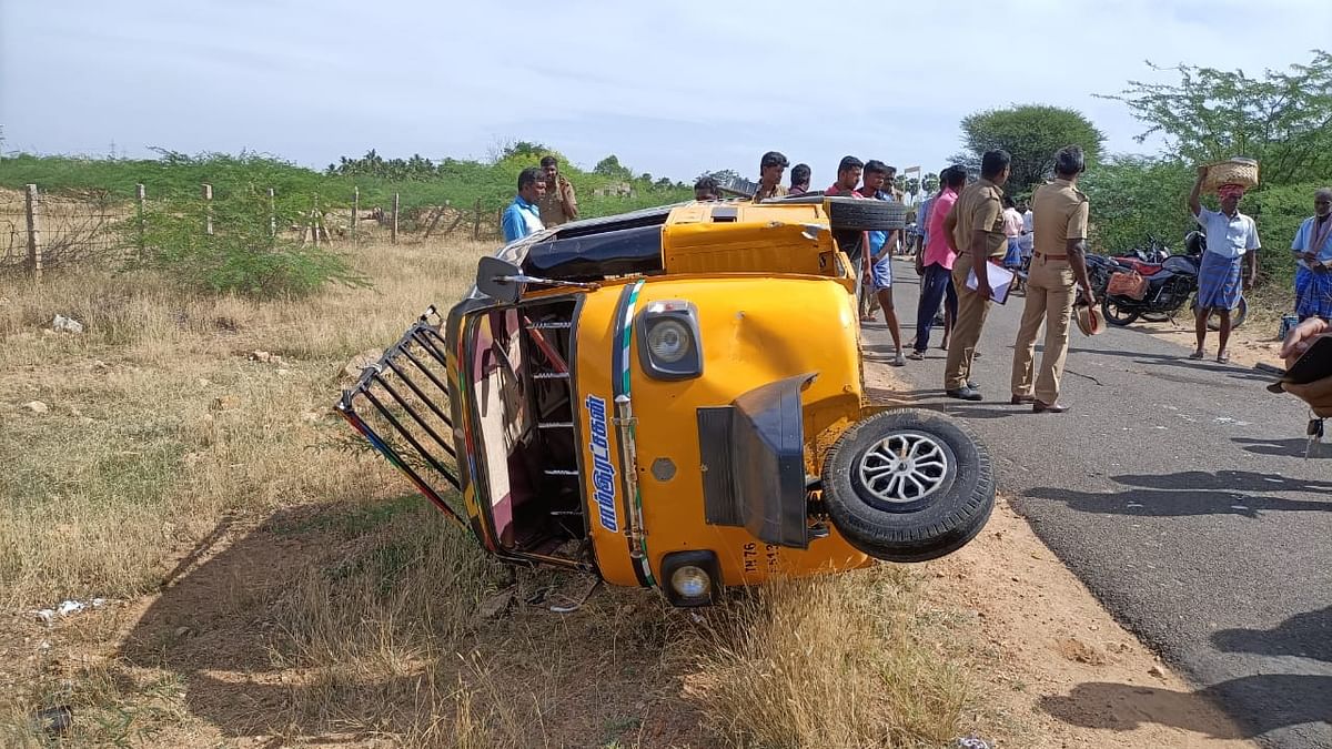 கவிழ்ந்த ஆட்டோ