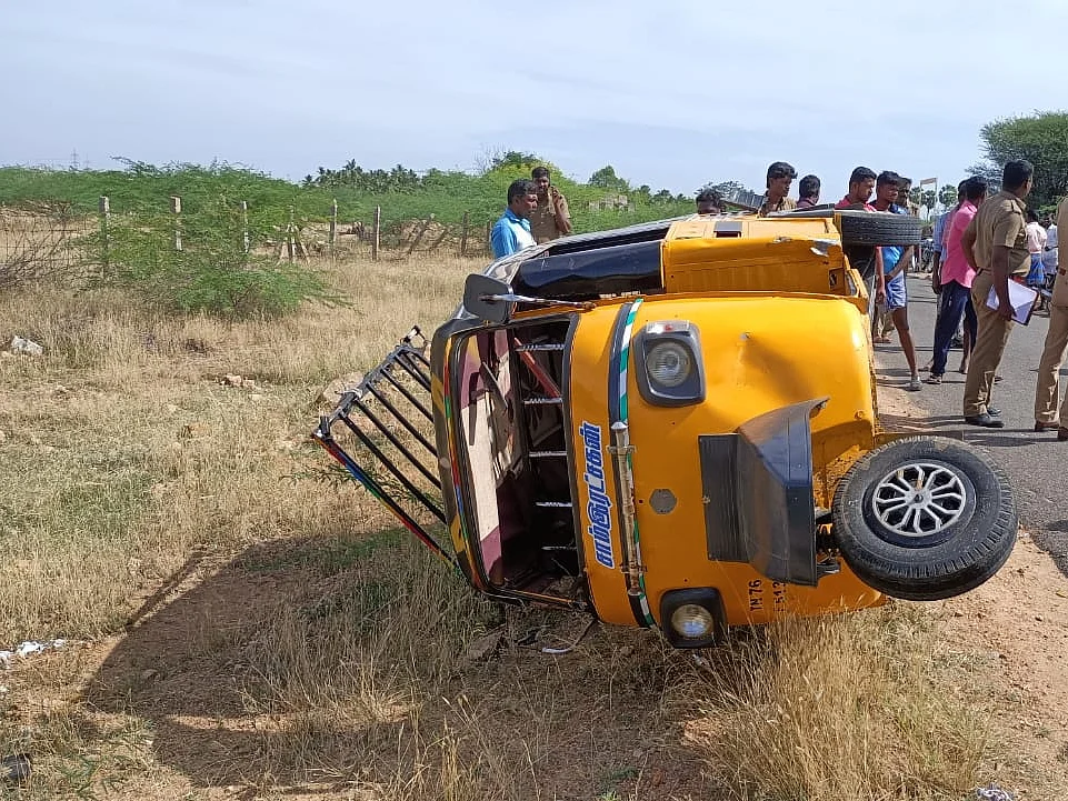 கவிழ்ந்த ஆட்டோ