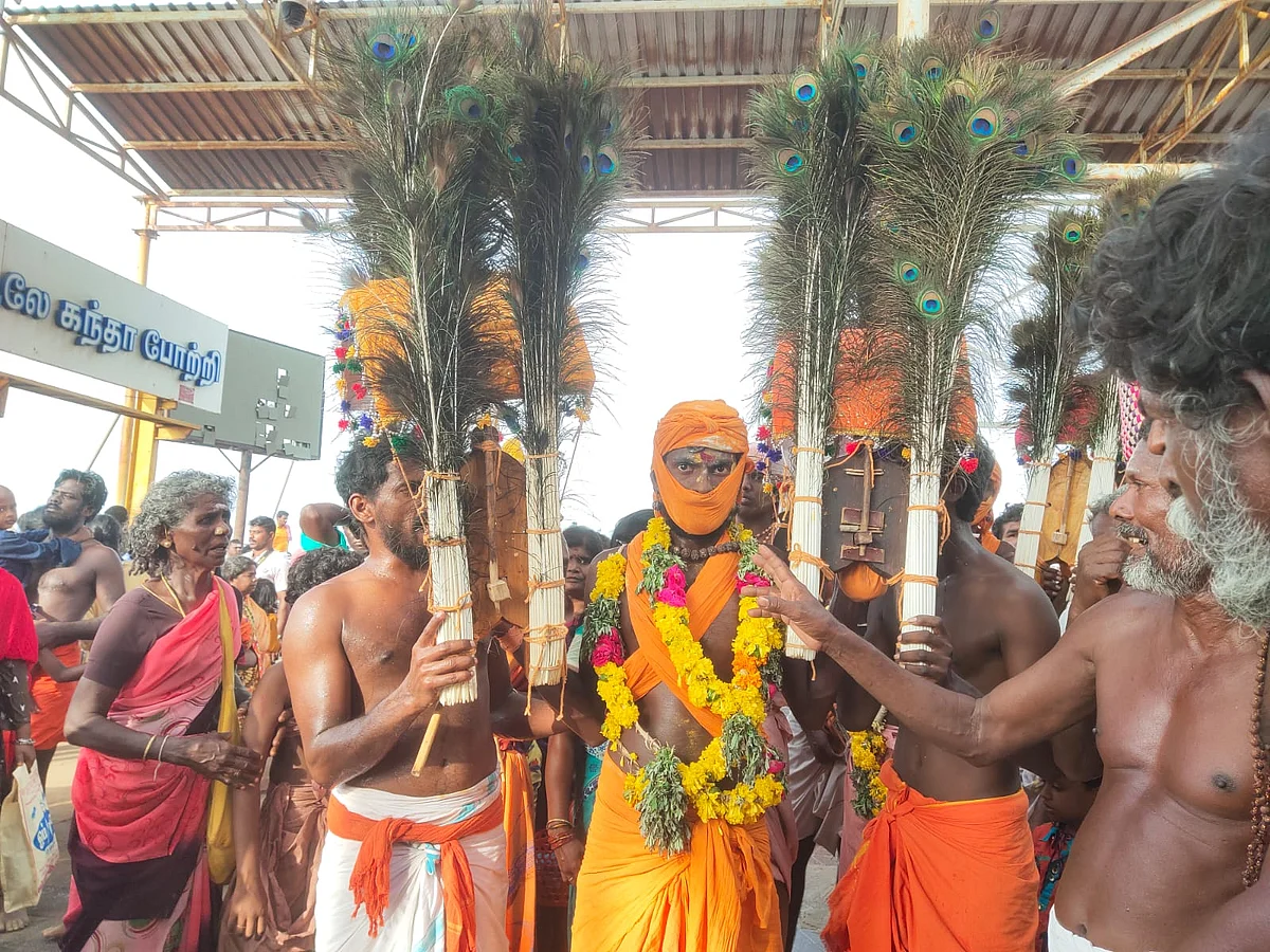 காவடி தூக்கி வந்த பக்தர்கள்