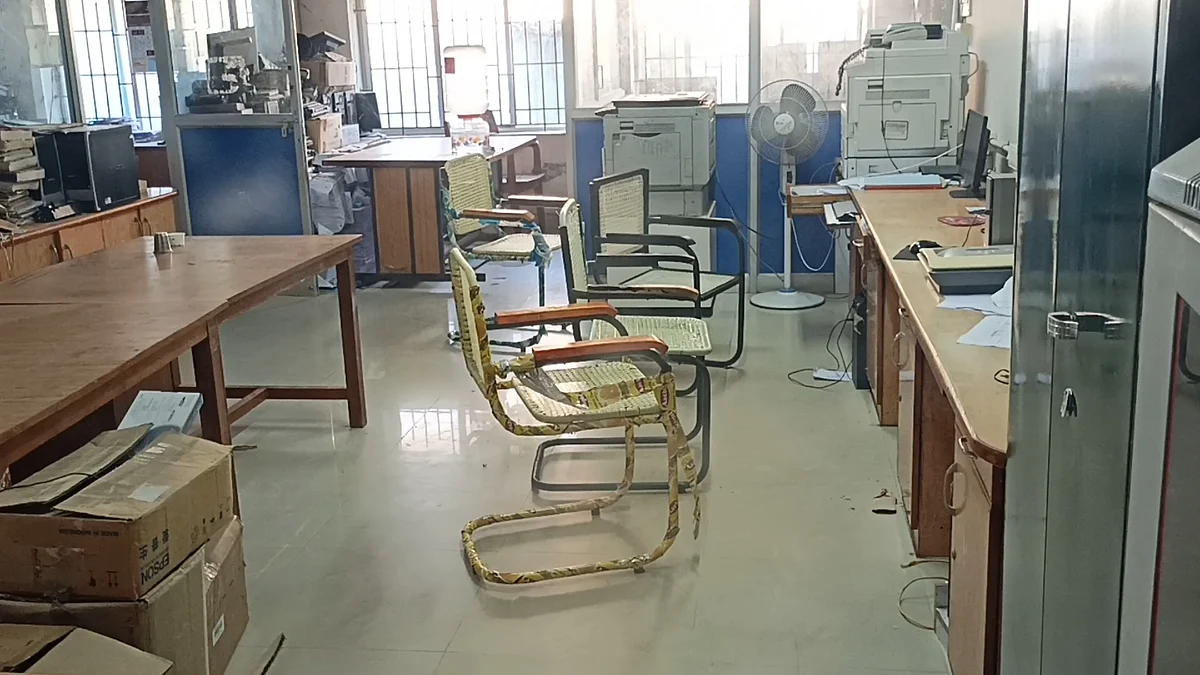 ஊழியர்கள் இன்றி வெறிச்சோடி காணப்பட்ட அலுவலகம்