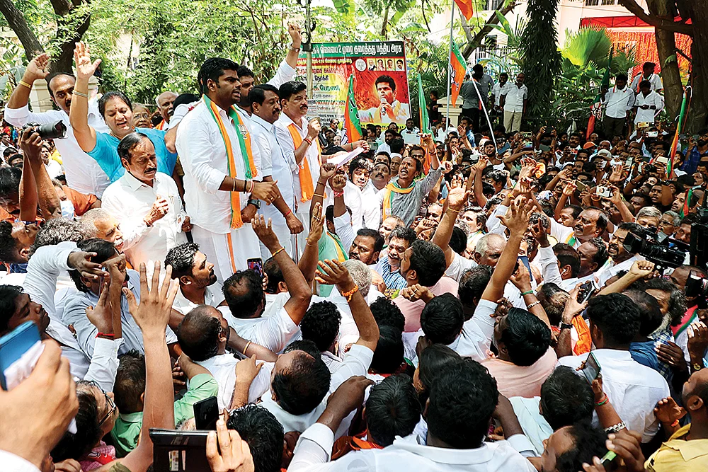 மிஸ்டர் கழுகு: கூட்டணிக்குள் புகைச்சல்... பா.ஜ.க-வுக்கு செக் வைக்கும் பழனிசாமி!