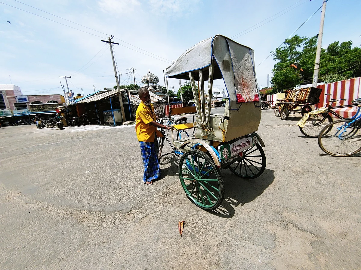 ரிக்ஷாவுடன் தீனதயாளன்