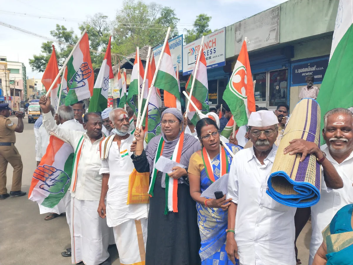 காங்கிரஸ் ஆர்ப்பாட்டம்: ரோட்டில் பாய் விரித்துப் படுத்த சுதந்திர போராட்ட தியாகி!