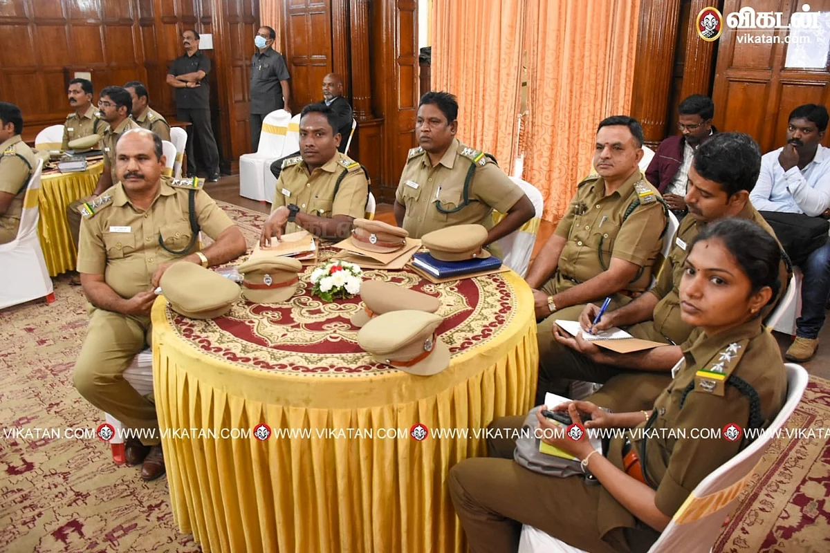வனத்துறை கருத்தரங்கில் பங்கேற்றவர்கள்