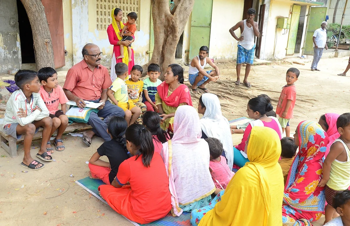 வடமாநில மாணவர்களின் குடும்பத்தினருடன் உரையாடும் தலைமை ஆசிரியர்