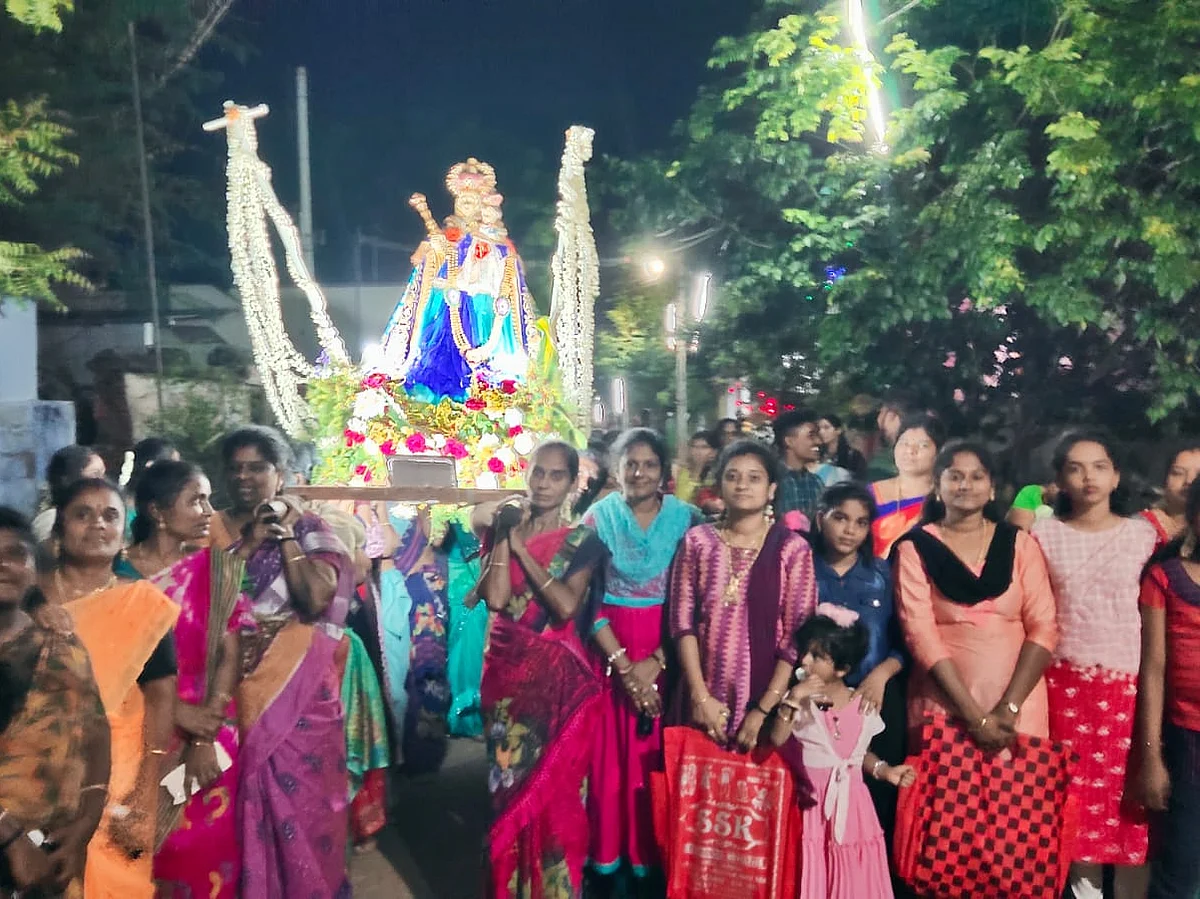 திண்டுக்கல்: ராணுவ கிராமத்தில் மாதாவை ஊர்வலமாக தூக்கிச்சென்று நேர்த்திக்கடன் செலுத்திய பெண்கள்!