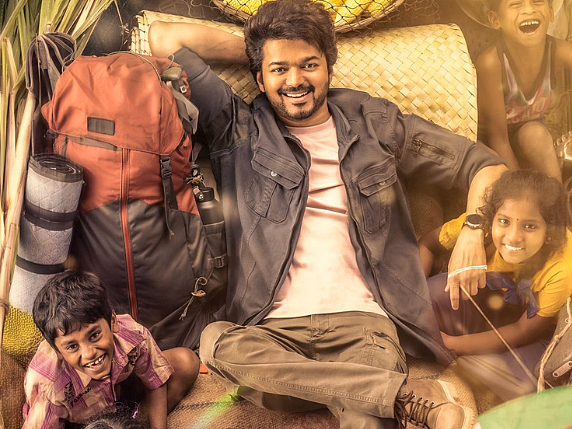 Vijay: `பூப்போல மனசு, ஏறாத வயசு, மத்தாப்புச் சிரிப்பு' - விஜய் படங்களின் First Looks |Photo story