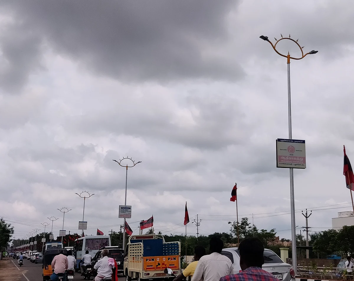 உதயசூரியன் வடிவிலான மின்கம்பங்கள்