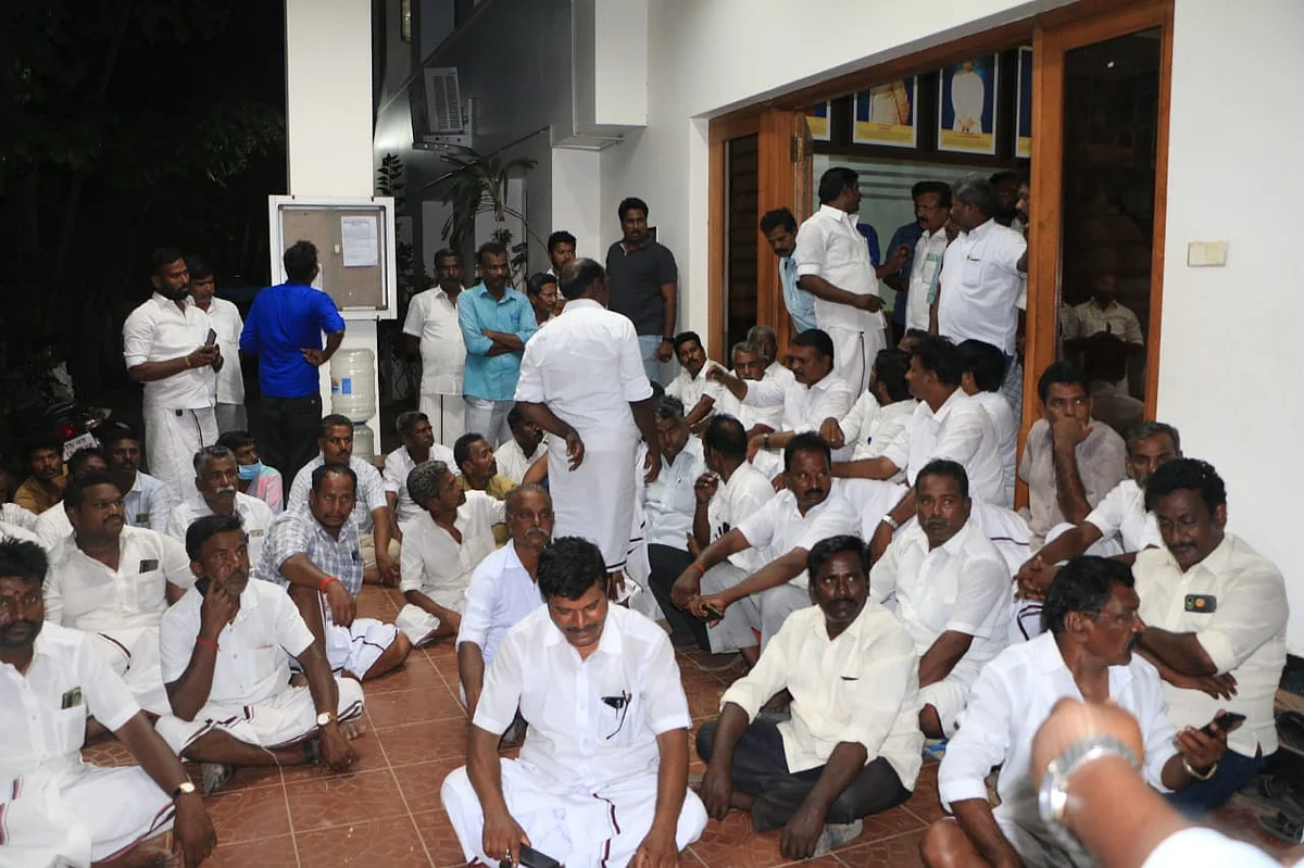 தர்ணா போராட்டம்